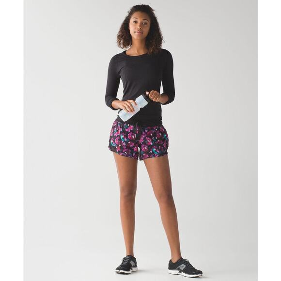 Lululemon Hotty Hot Short in Mini Midnight Bloom Black Deep Fuschia Size 6 0612J - Picture 1 of 13